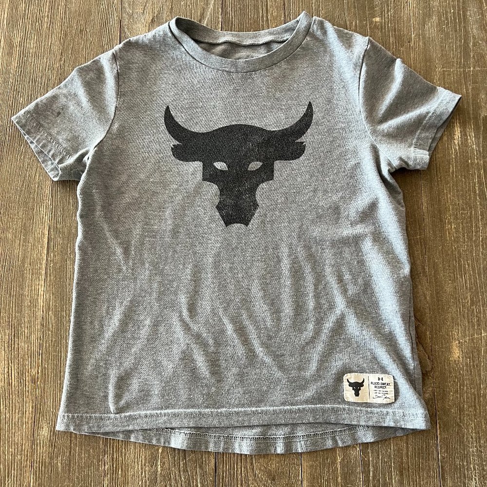 UNDER AROUR YOUTH PROJECT ROCK LOGO SHORT SLEEVE (gray - YXS)